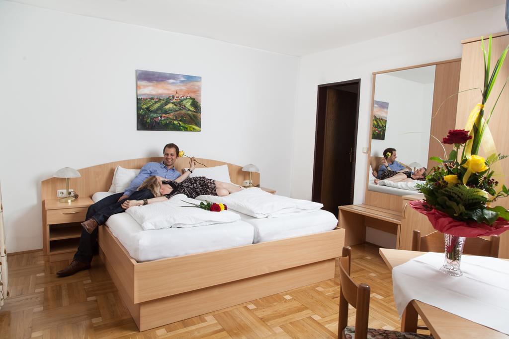 Gaestehaus Ferk - Fruehstueckspension, Bed & Breakfast Бад Радкерсбург Стая снимка